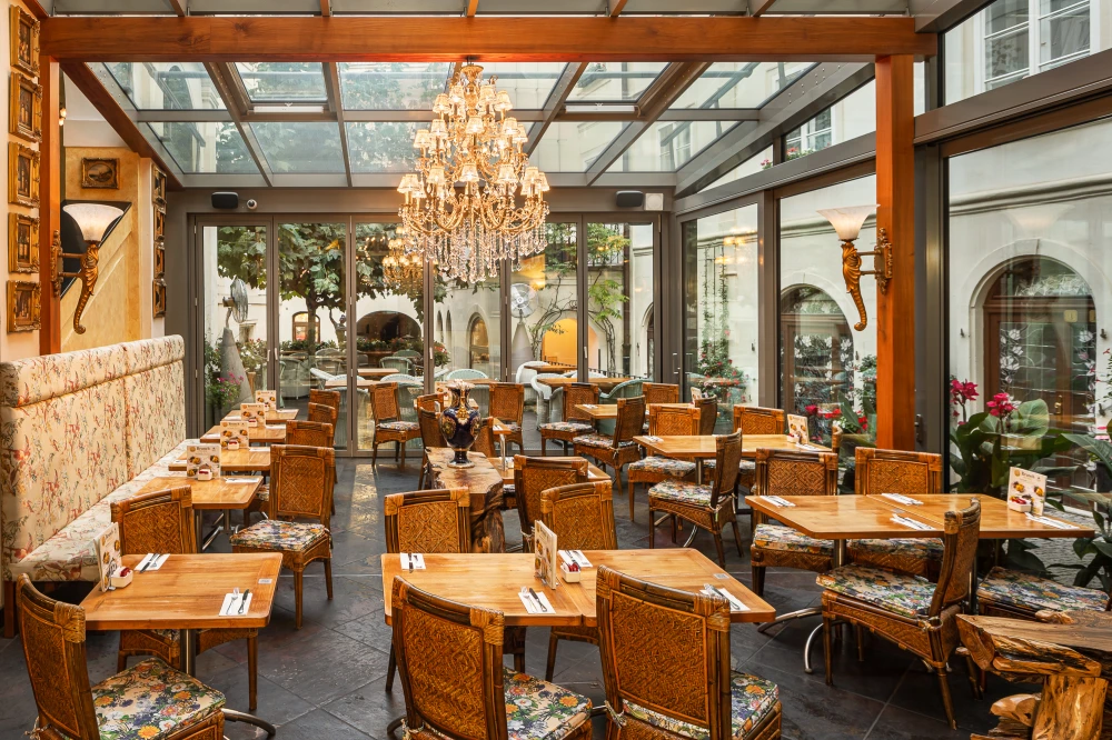 Prosklenné atrium restaurace Deer