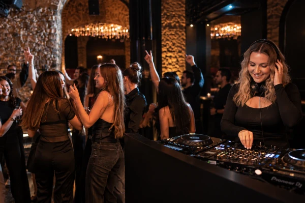 Party s DJ programem