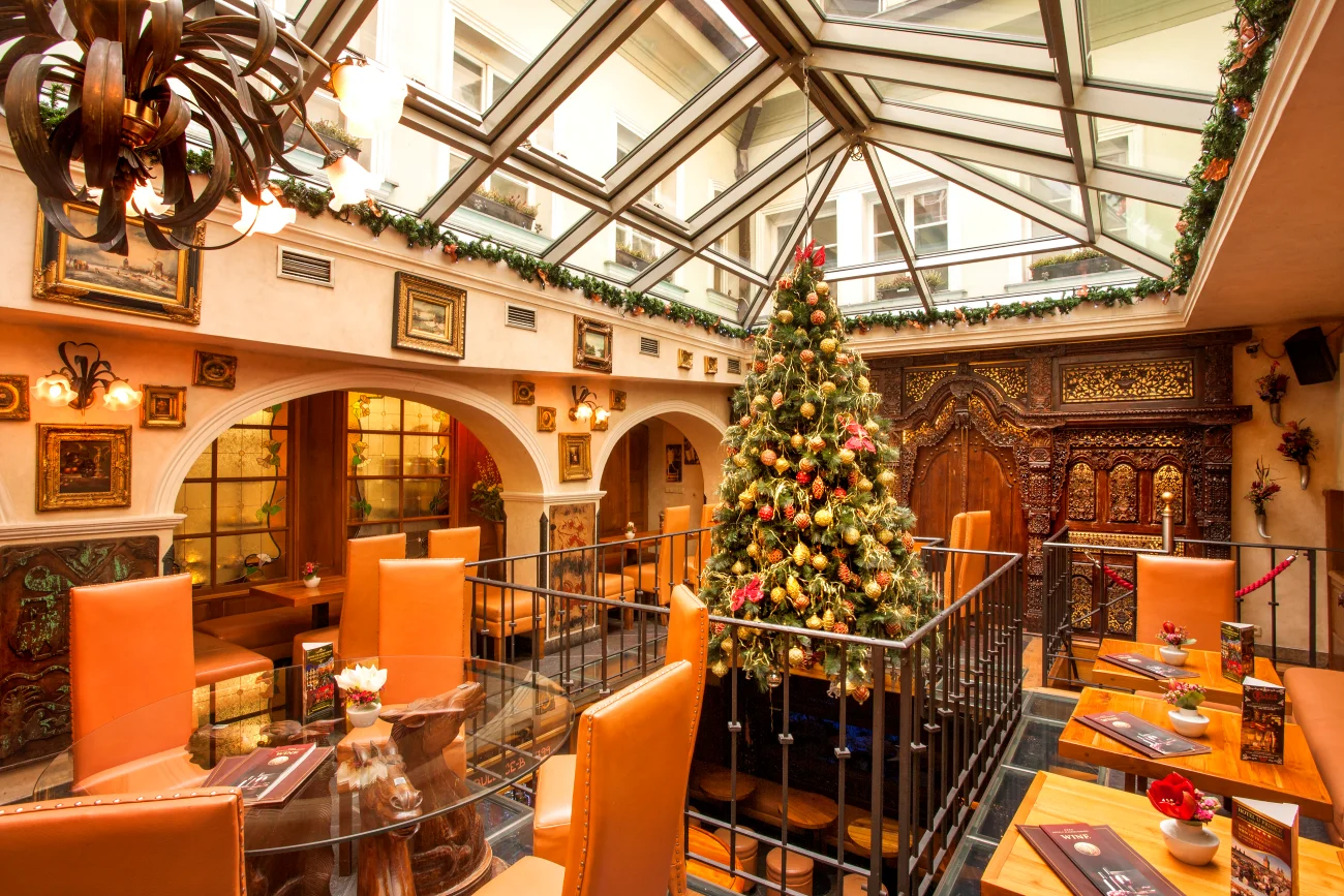 Atrium restaurantu Zlatý Strom o Vánocích