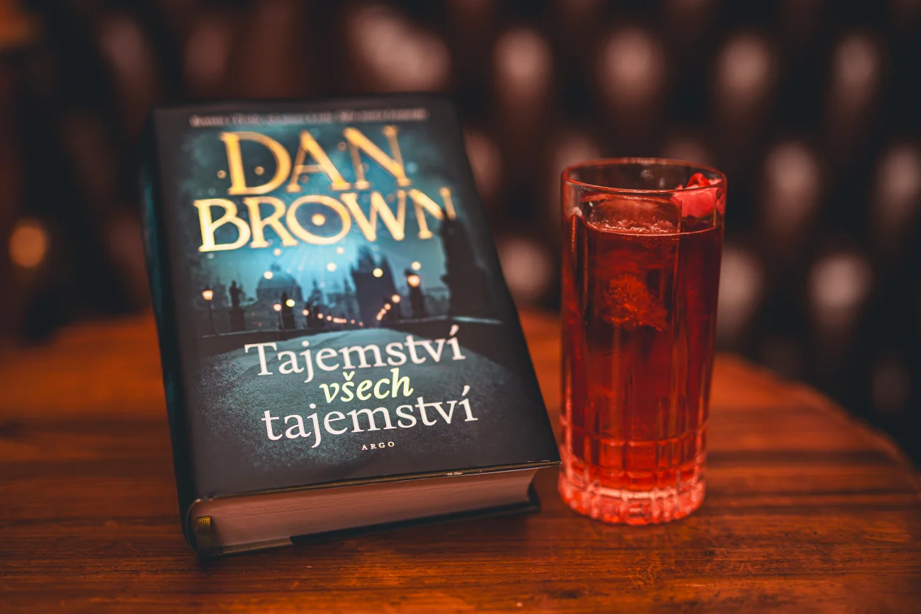 Kniha Dana Browna a koktejl